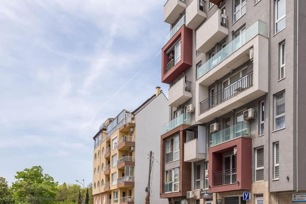 Bright Place Next To Grand Mall Varna Exteriör bild